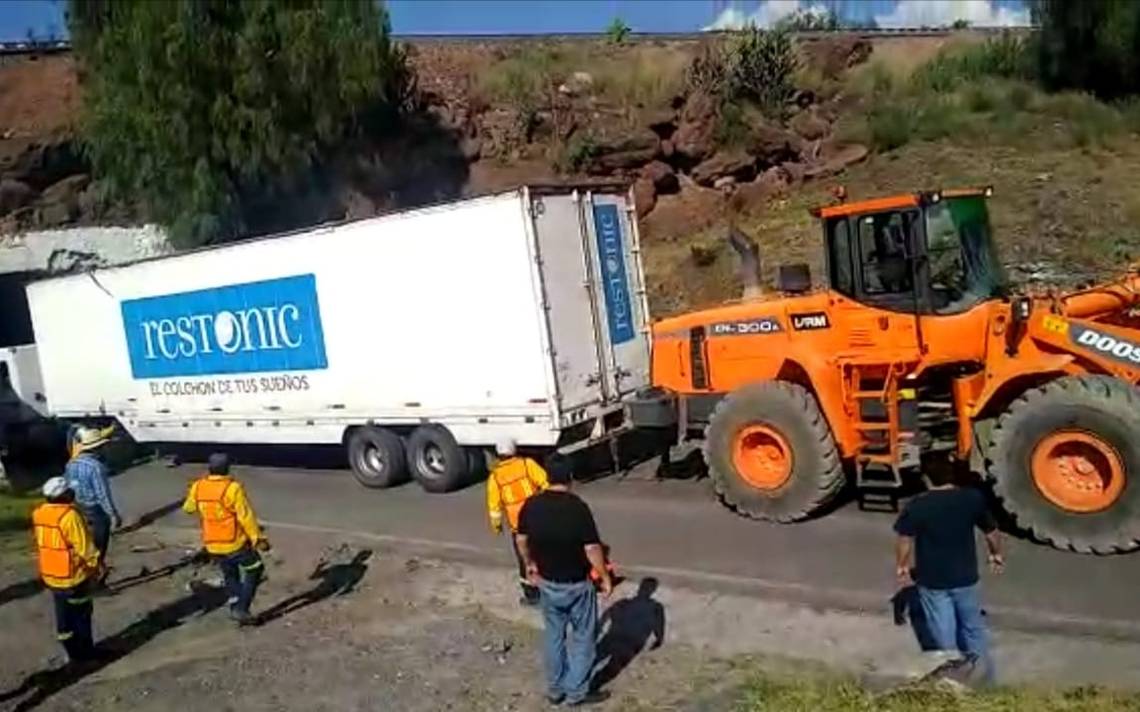 Se atora camión y causa caos - El Sol de San Juan del Río | Noticias  Locales, Policiacas, de México, Querétaro y el Mundo