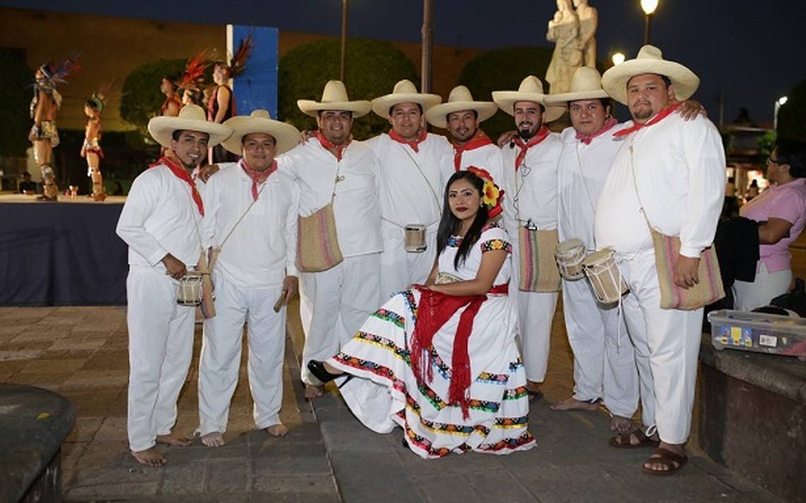 Tamborileros del Tec de Tabasco en el Jardín de la familia