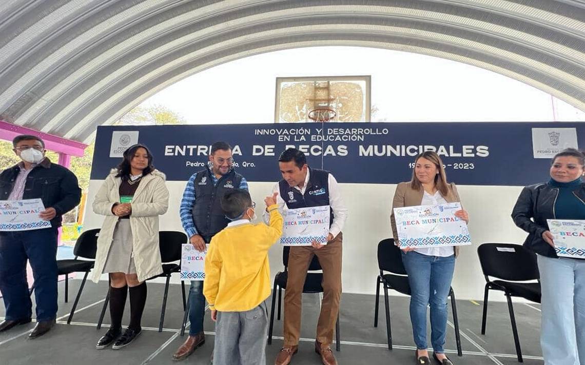 Analizan aumento de becas municipales El Sol de San Juan del Río